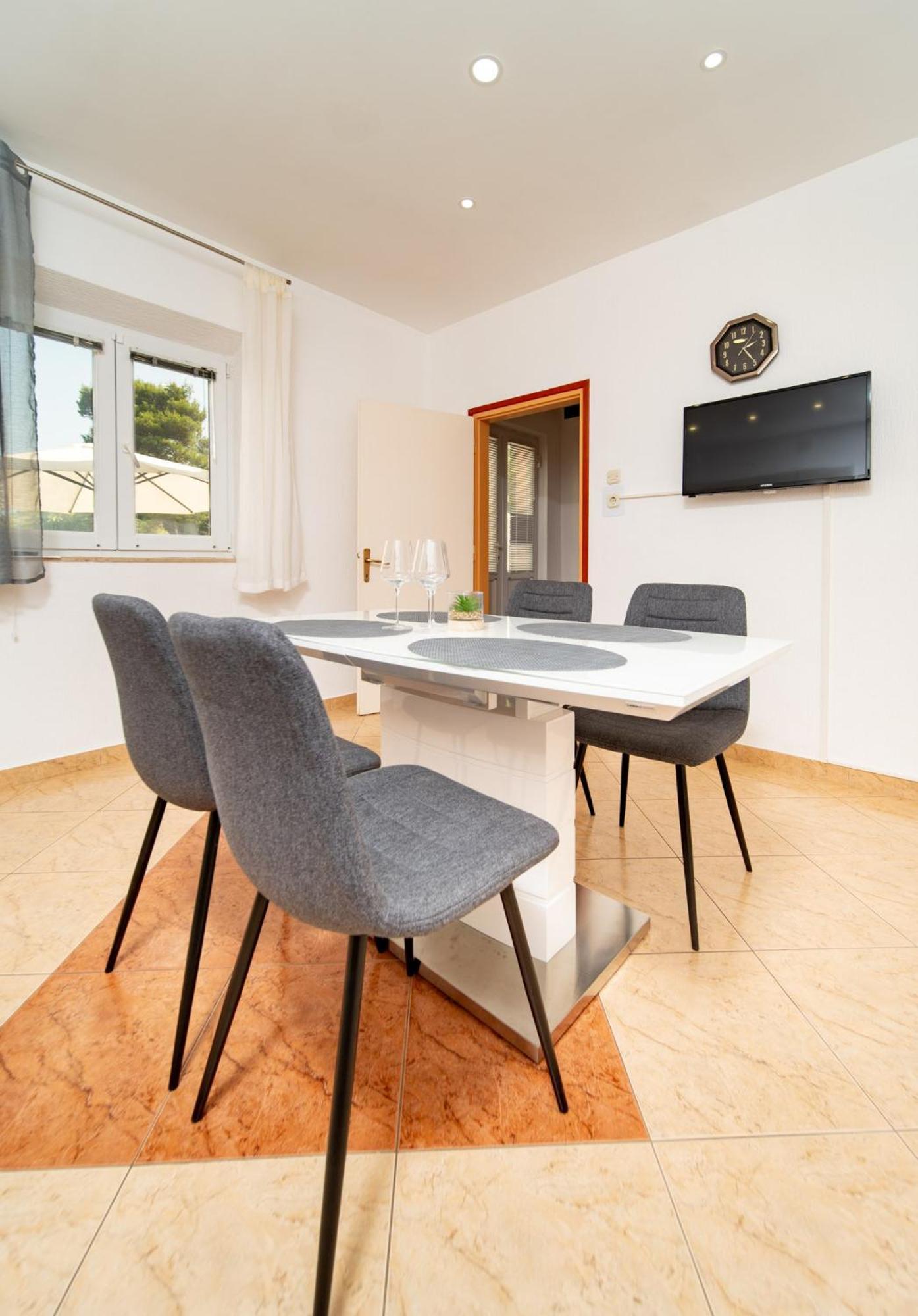 Apartments Lores Rab Town Exterior foto
